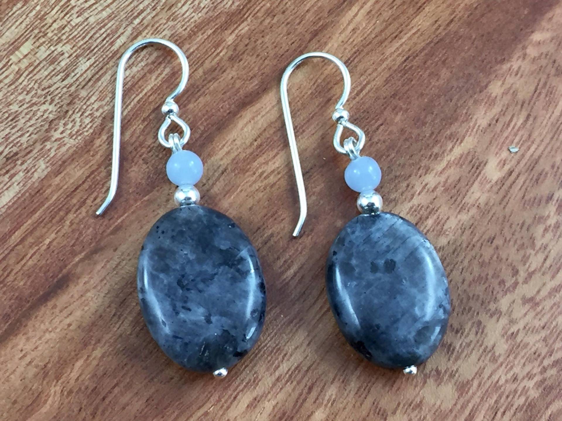 Schwarze Labradorit Ohrringe Perlen Angelite Mit Sterling Silberperlen Und Silber Ohrhaken Nietstifte Schwarze Labradorit Ohrringe Perlen Angelite Mit Sterling Silberperlen Und Silber Ohrhaken Nietstifte von SLynetteJewelry