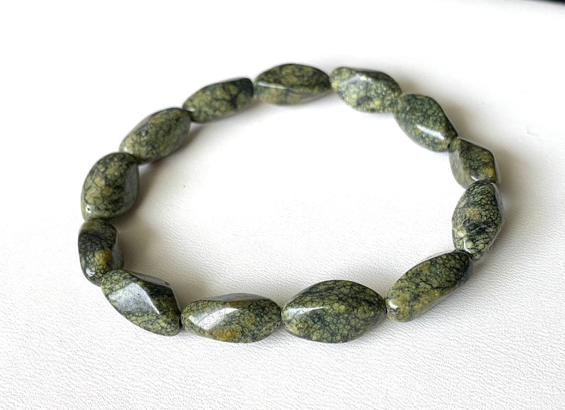 Serpentin Stretch-Armband - Größe Medium Serpentin Stretch-Armband - Größe Medium von SLynetteJewelry