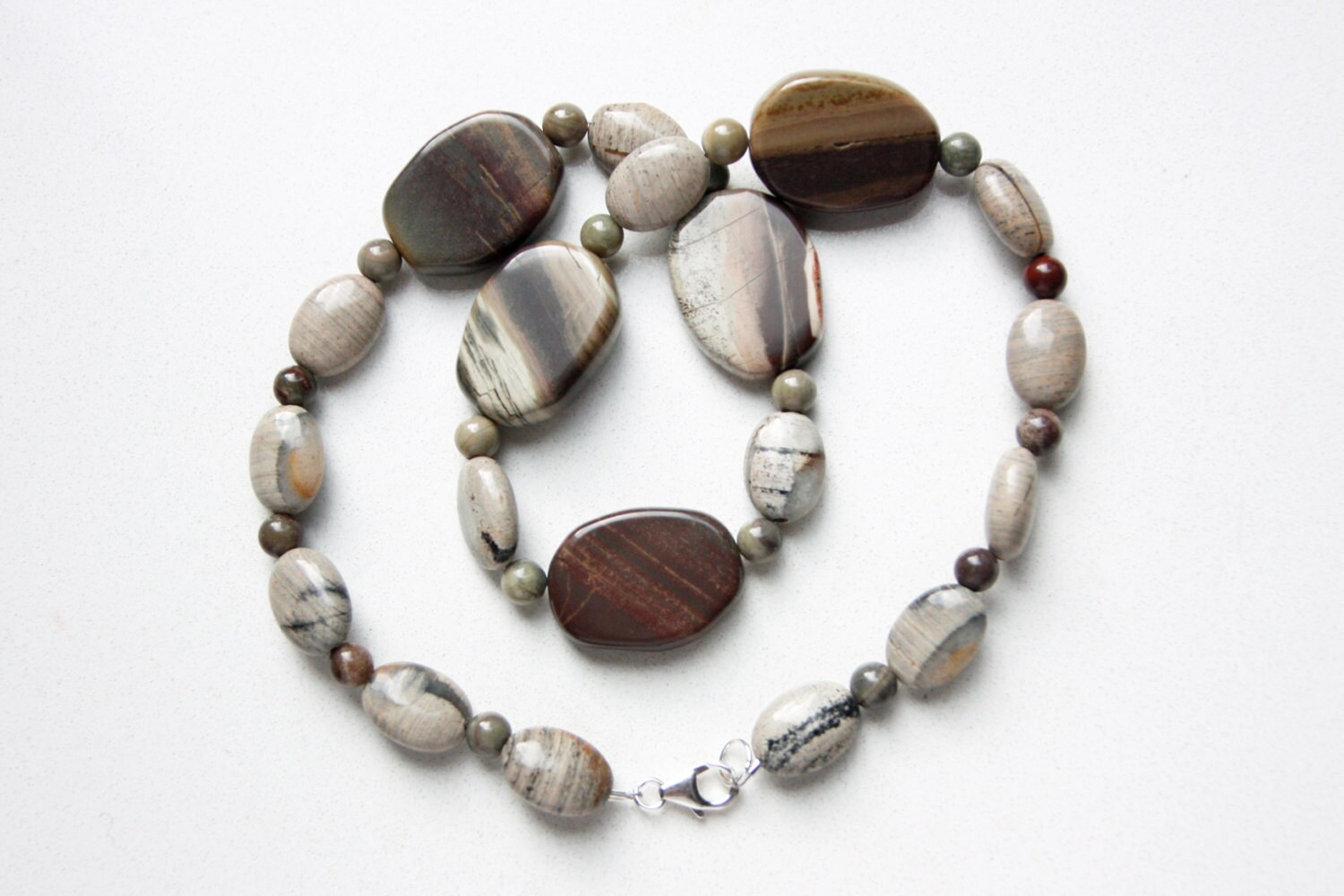 Silberblatt Jaspis Perlenkette Mit Silber Nebel Naturstein Perlen Und Sterlingsilber Veredelungen Silberblatt Jaspis Perlenkette Mit Silber Nebel Naturstein Perlen Und Sterlingsilber Veredelungen von SLynetteJewelry