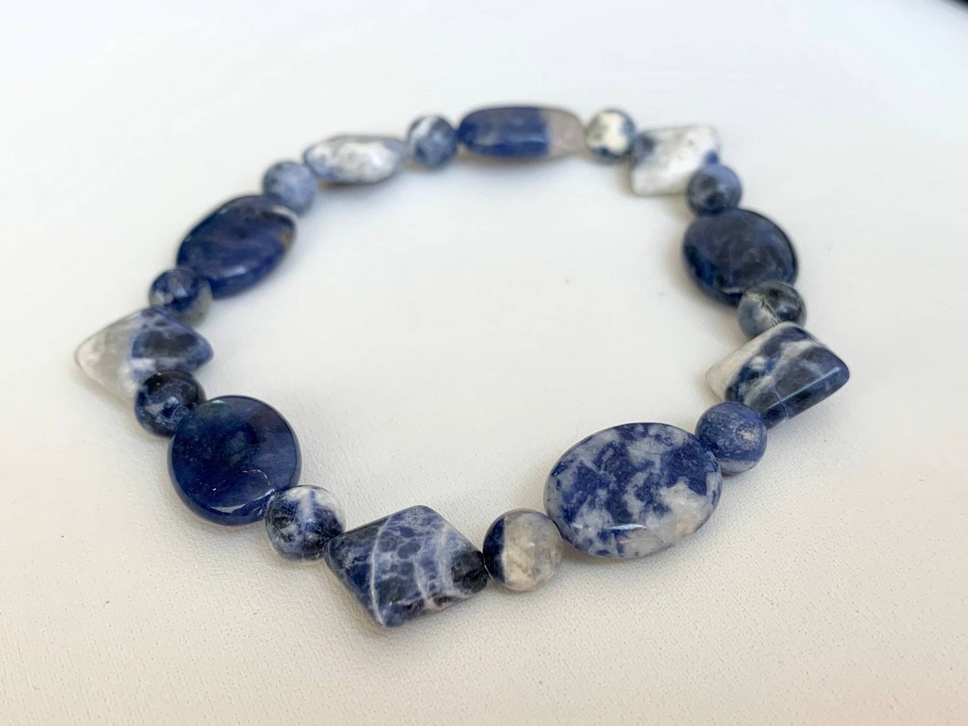 Sodalite Stretch Armband - Size Medium Sodalite Stretch Armband - Size Medium von SLynetteJewelry