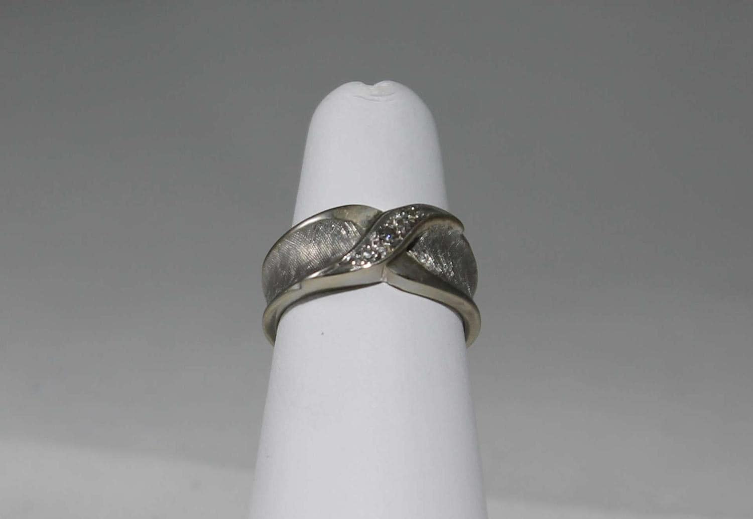 14K Florentiner Weißgold Diamantring C1961 von SMBJewelry