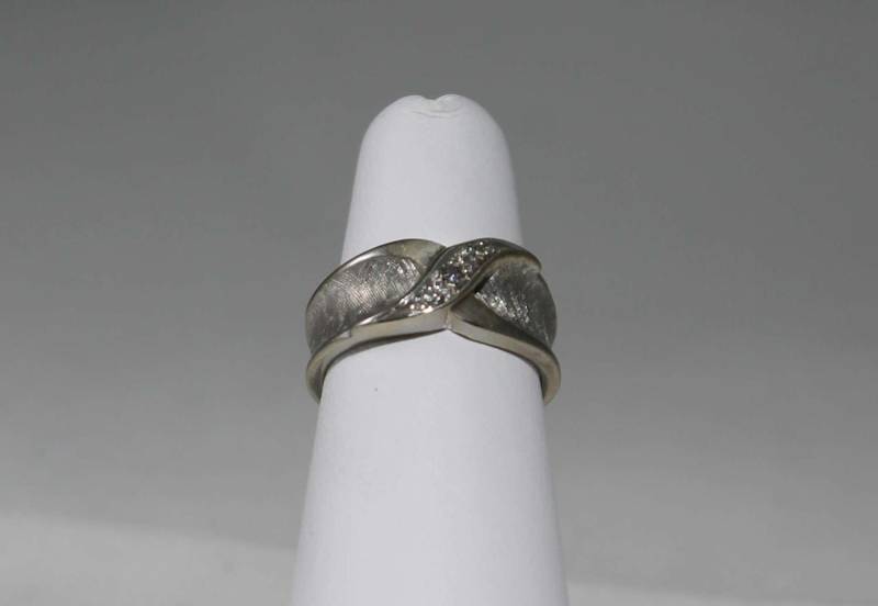 14K Florentiner Weißgold Diamantring C1961 von SMBJewelry