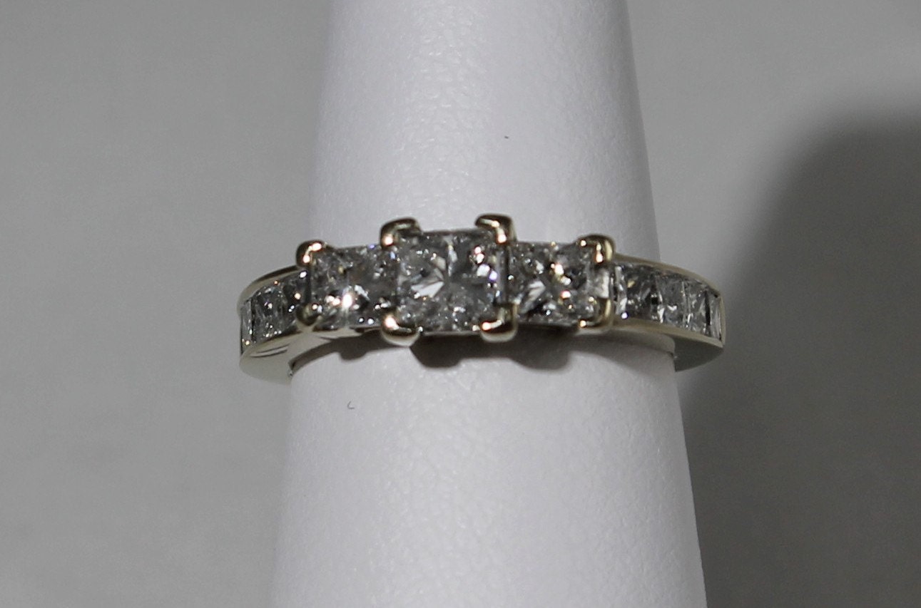 18K Weißgold Prinzessin Schnitt Diamant-Verlobungsring von SMBJewelry