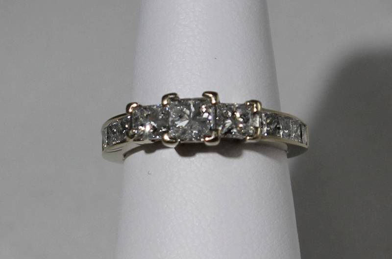 18K Weißgold Prinzessin Schnitt Diamant-Verlobungsring von SMBJewelry