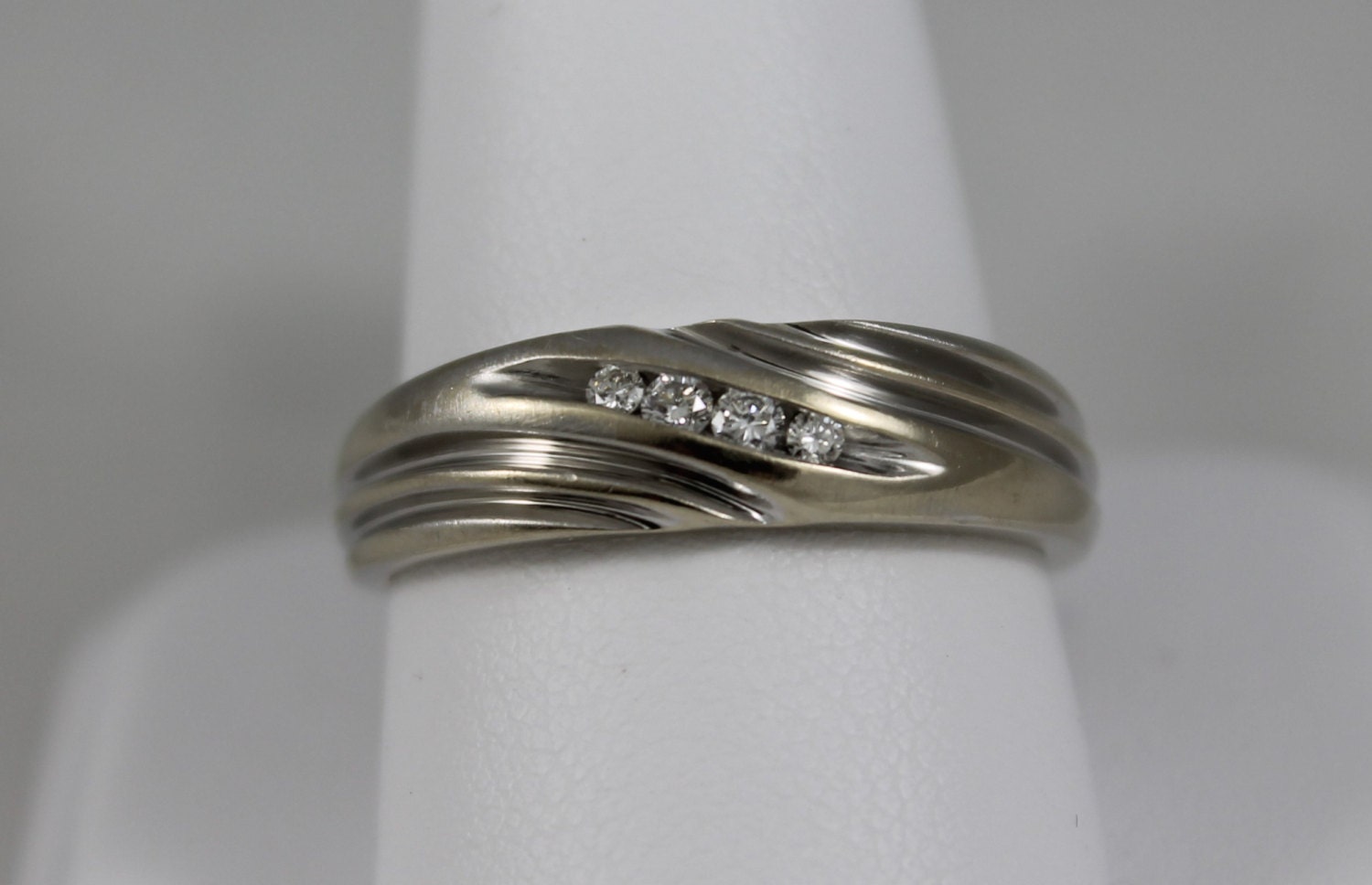 Abgewinkeltes Diamantband Aus 14-Karätigem Weißgold von SMBJewelry