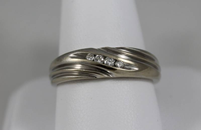 Abgewinkeltes Diamantband Aus 14-Karätigem Weißgold von SMBJewelry