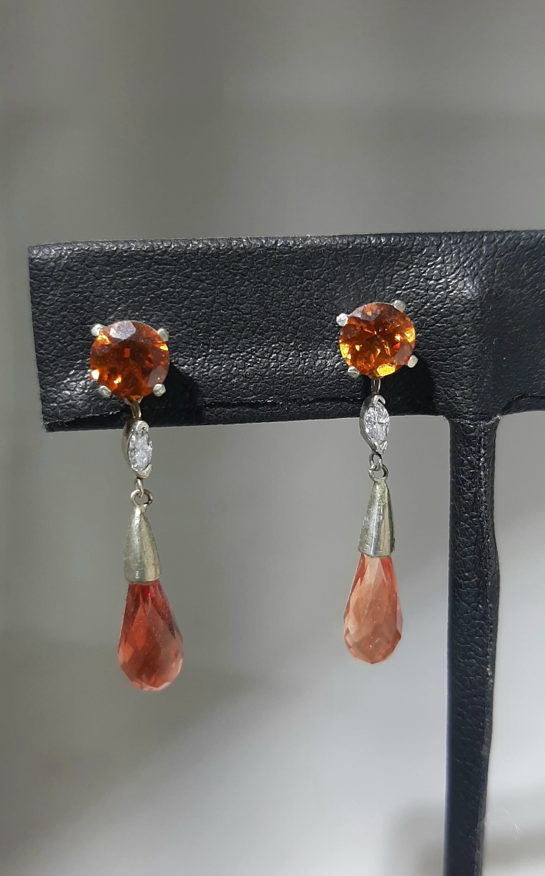 Oregon Sunstone14K Weißgold Granat Diamant Briolette Tropfen Ohrringe von SMBJewelry