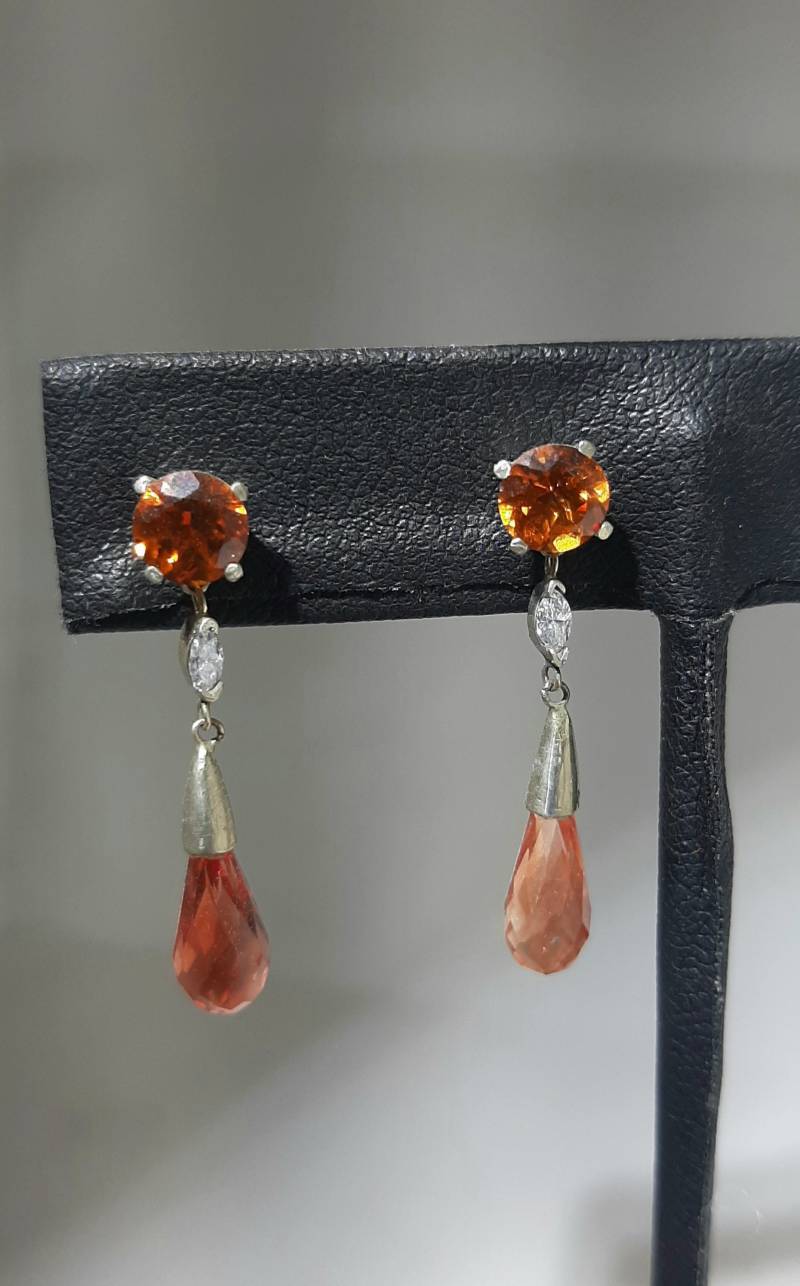 Oregon Sunstone14K Weißgold Granat Diamant Briolette Tropfen Ohrringe von SMBJewelry