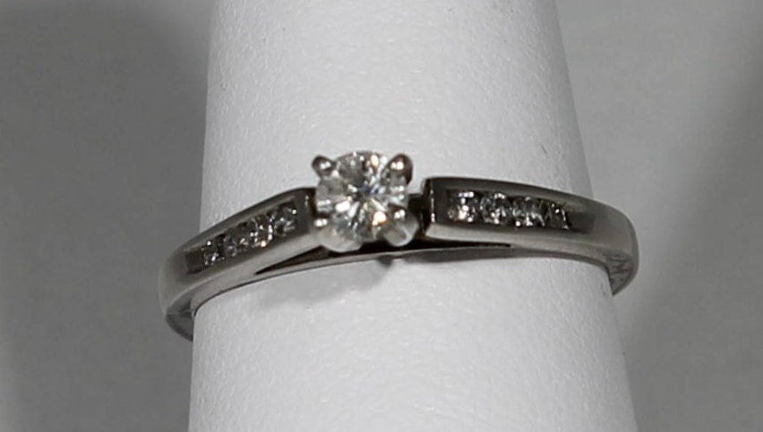 Platin Diamant Erhabener Solitär Verlobungsring von SMBJewelry