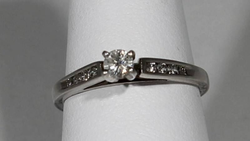 Platin Diamant Erhabener Solitär Verlobungsring von SMBJewelry