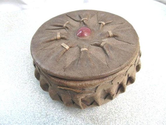 Vintage Alte Leder Runde Box Handarbeit Aus Echtem Vintage Alte Leder Runde Box Handarbeit Aus Echtem von SMELLOFVINTAGETOOLS