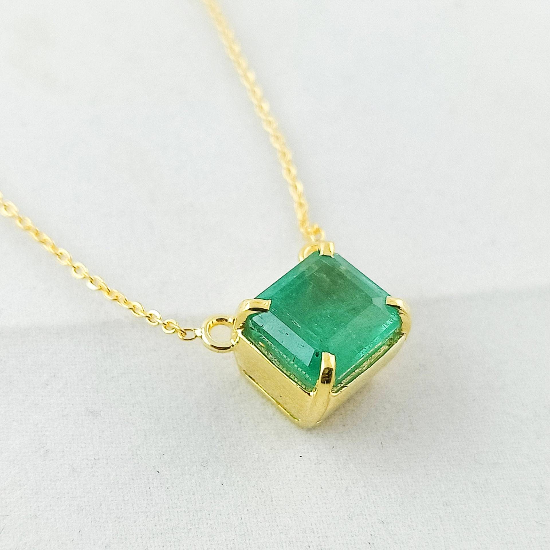 Solitaire Smaragd Halskette/14K Gelbgold Anhänger Für Womans Mai Birthstone Gold Layering Halsketten von SMGEMSIndia