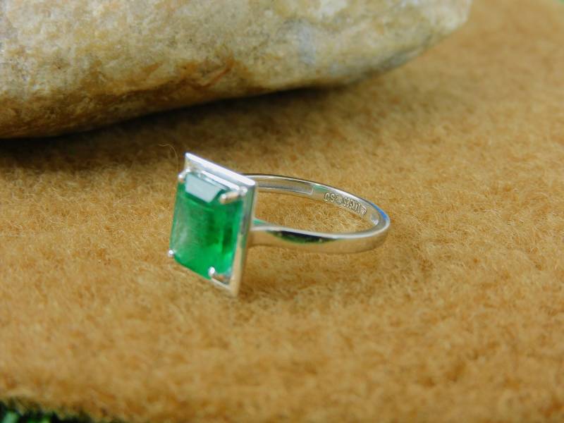 Solitaire Smaragd Ring in 14K Massivgold/Mai Birthstone Geschenk Grüner Edelstein Für Frauen Und Mädchen von SMGEMSIndia