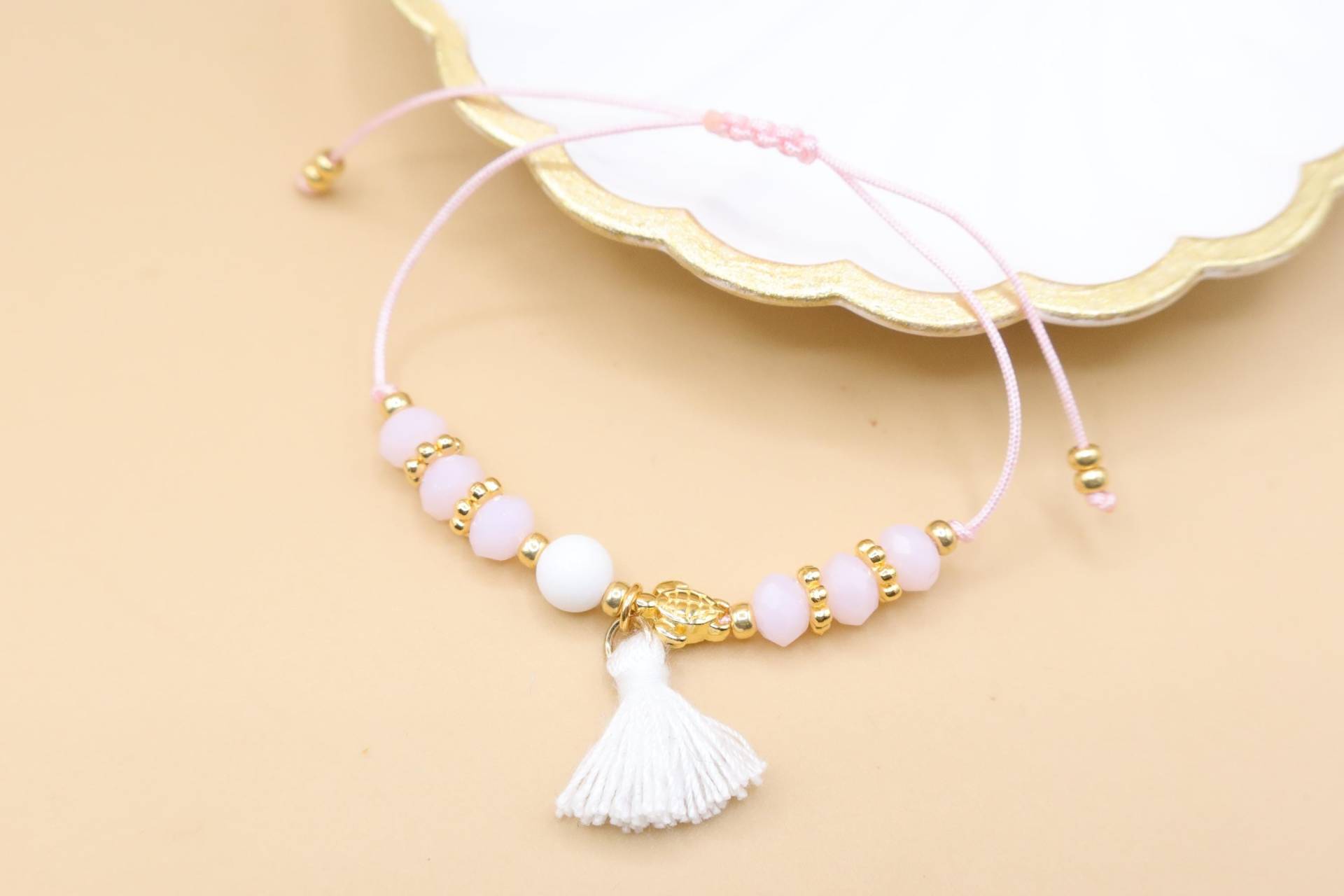 Armband Mit Mini Schildkröte Und Quaste, Pastellrosa/Weiß von SMIRAccessoires