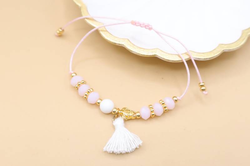 Armband Mit Mini Schildkröte Und Quaste, Pastellrosa/Weiß Armband Mit Mini Schildkröte Und Quaste, Pastellrosa/Weiß von SMIRAccessoires