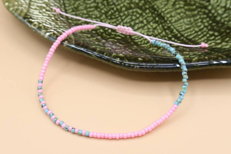 Filigranes Fußband Mit Mini Glasperlen, Rosa/Türkis Filigranes Fußband Mit Mini Glasperlen, Rosa/Türkis von SMIRAccessoires
