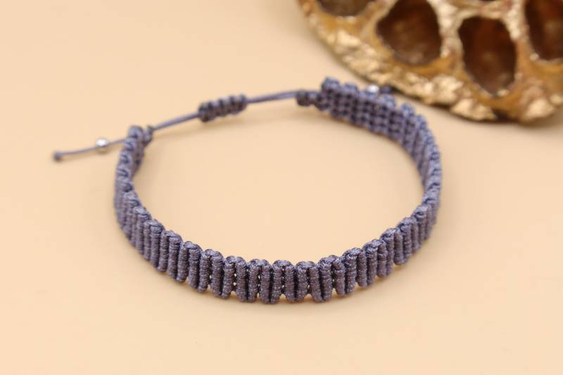 Handgeknüpftes Makramee-Armband, Dunkelgrau von SMIRAccessoires