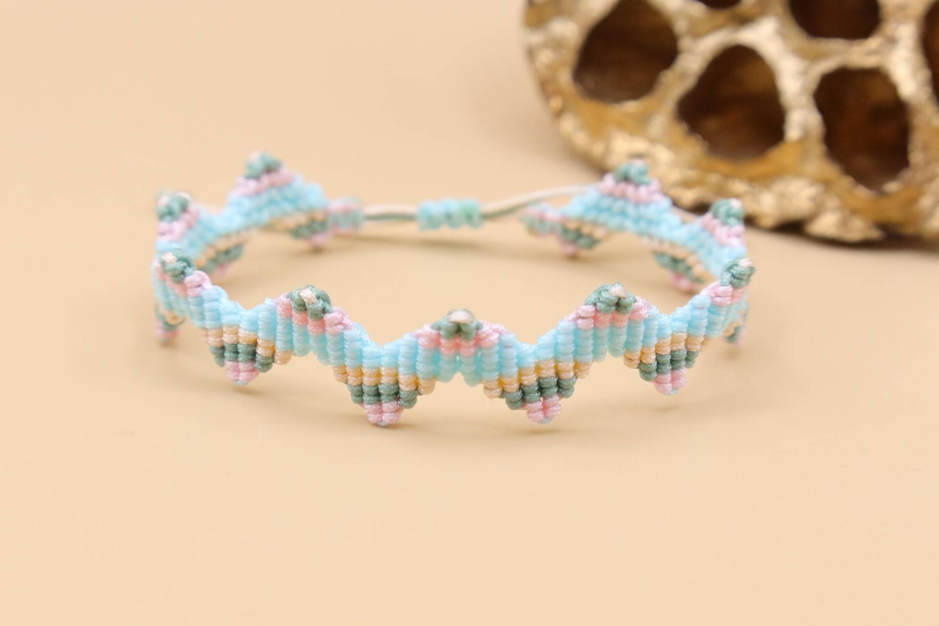 Handgeknüpftes Makramee-Armband, Zigzag Armband, Mehrfarbig Pastell, Einzelstück von SMIRAccessoires