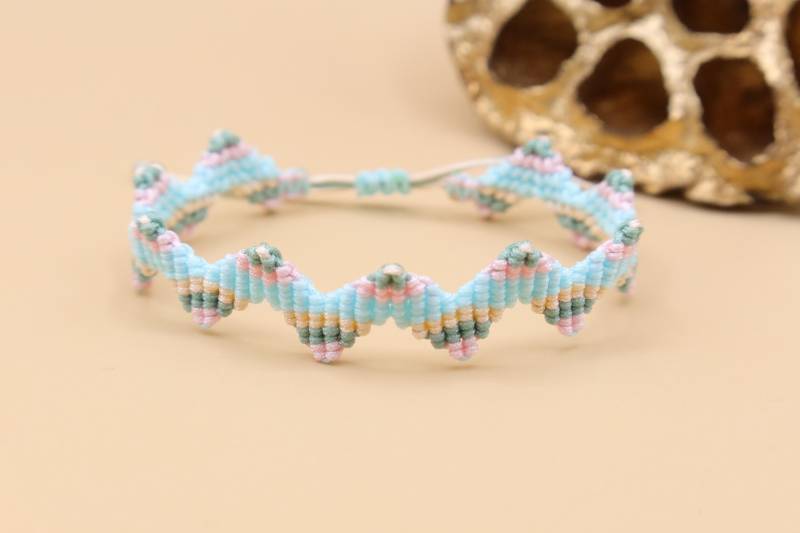 Handgeknüpftes Makramee-Armband, Zigzag Armband, Mehrfarbig Pastell, Einzelstück Handgeknüpftes Makramee-Armband, Zigzag Armband, Mehrfarbig Pastell, Einzelstück von SMIRAccessoires