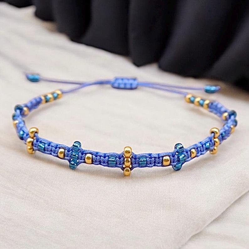 Makramee Armband Mit Mini Glasperlen, Blau von SMIRAccessoires