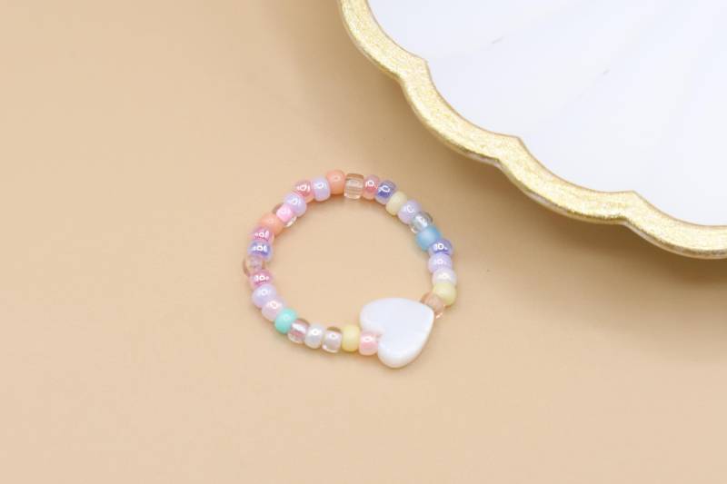Ring Mit Perlmutt Herz, Pastell Mehrfarbig Ring Mit Perlmutt Herz, Pastell Mehrfarbig von SMIRAccessoires