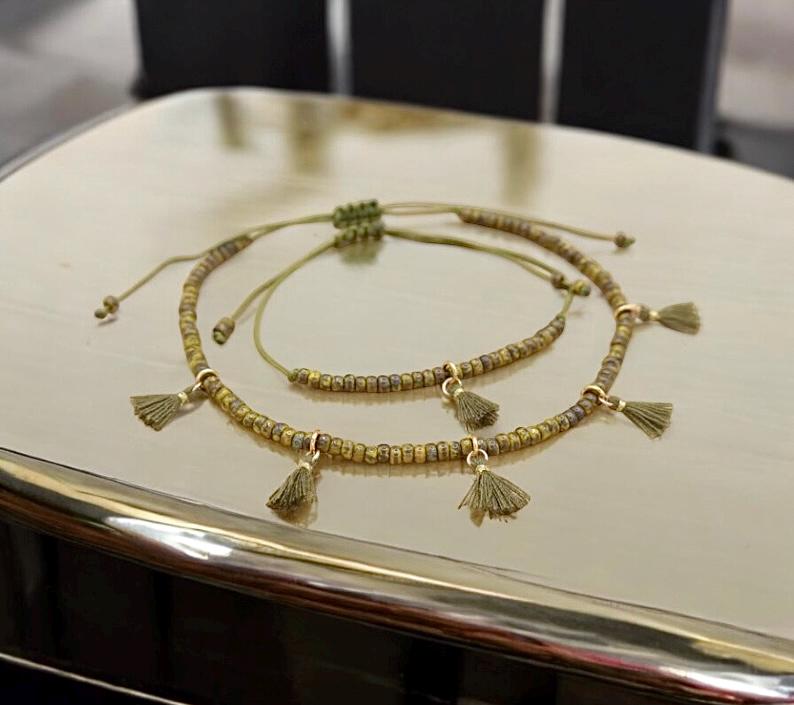 Set Fußband Und Armband Mit Mini Quaste-Anhänger, Olivgrün von SMIRAccessoires