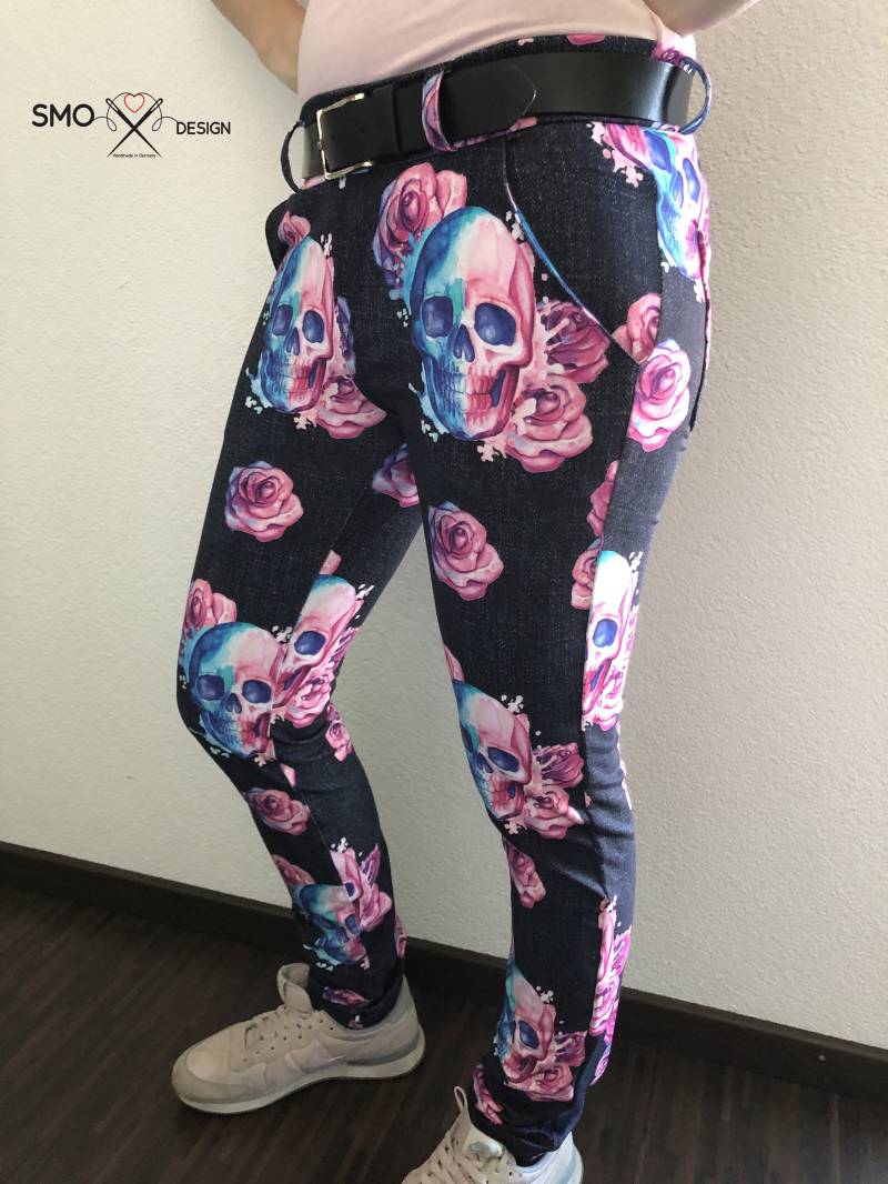 Leichte Handmade Hose in Jeansoptik/Totenkopf Rosen Mit Hosentaschen, Gürtelschlaufen & Fake Hosenschlitz Gr. 32 - 38 von SMODesignHandmade