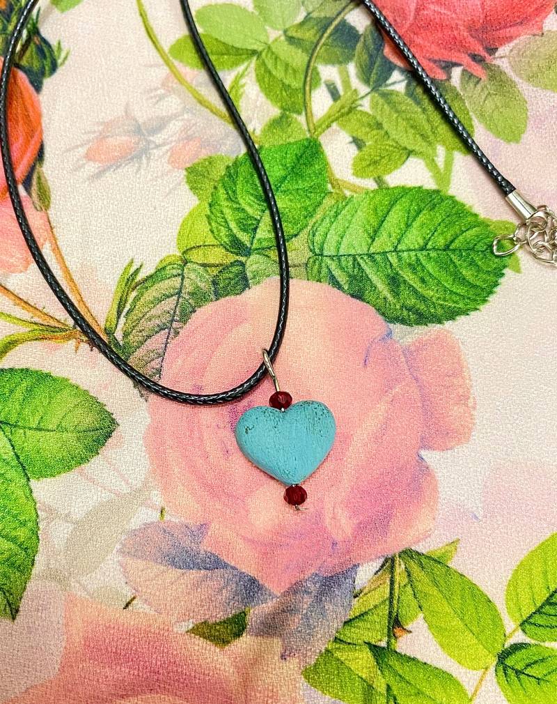 Keramikschmuck, Blauer Keramikanhänger Mit Herz, Anhänger, Herzanhänger, Moderner Keramikherz, Liebeskette von SMPersianArt