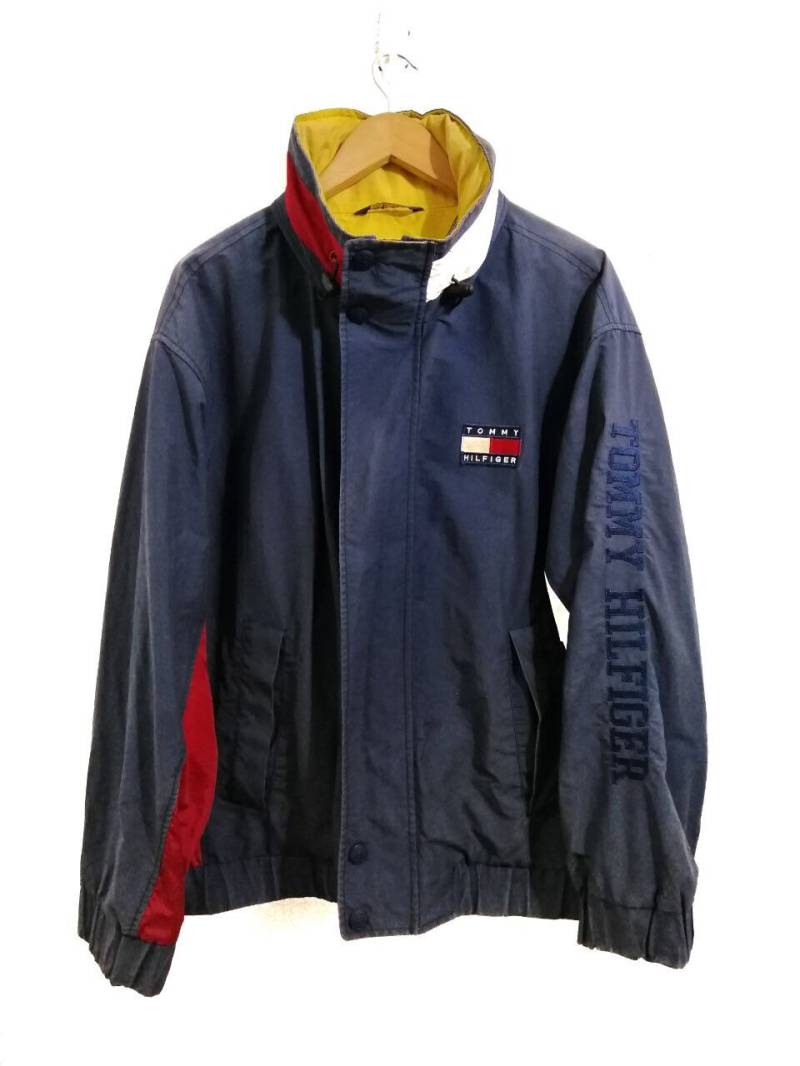 Vintage Tommy Hilfiger Windbreaker Logo Farbdesign von SMRvintagestore