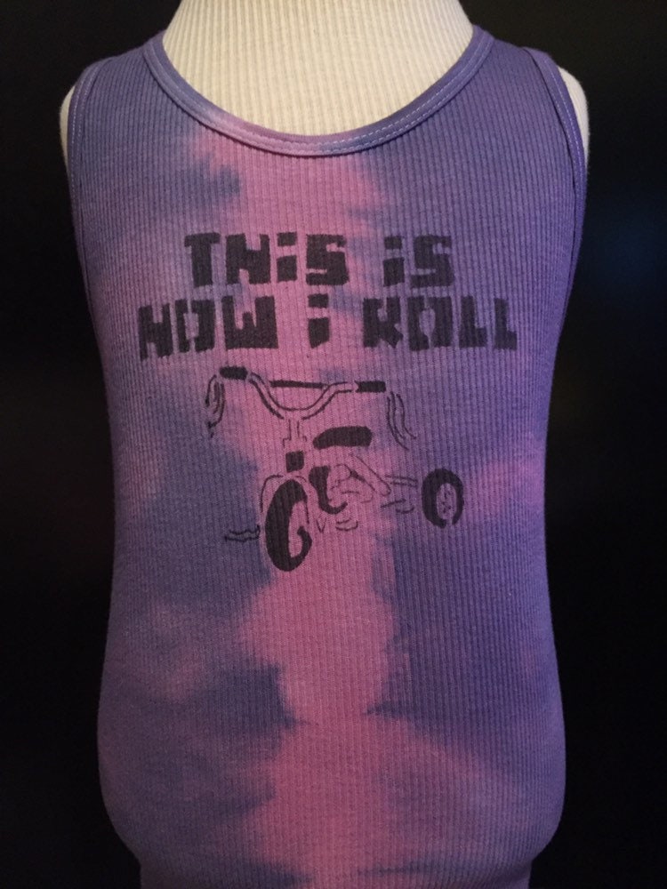 So Rollen Ich Dreizyklus-Farbstoff Rosa & Lila Tank Top Unisex Für Toddlers 4T-5T Handgefärbt So Rollen Ich Dreizyklus-Farbstoff Rosa & Lila Tank Top Unisex Für Toddlers 4T-5T Handgefärbt von SMVinc