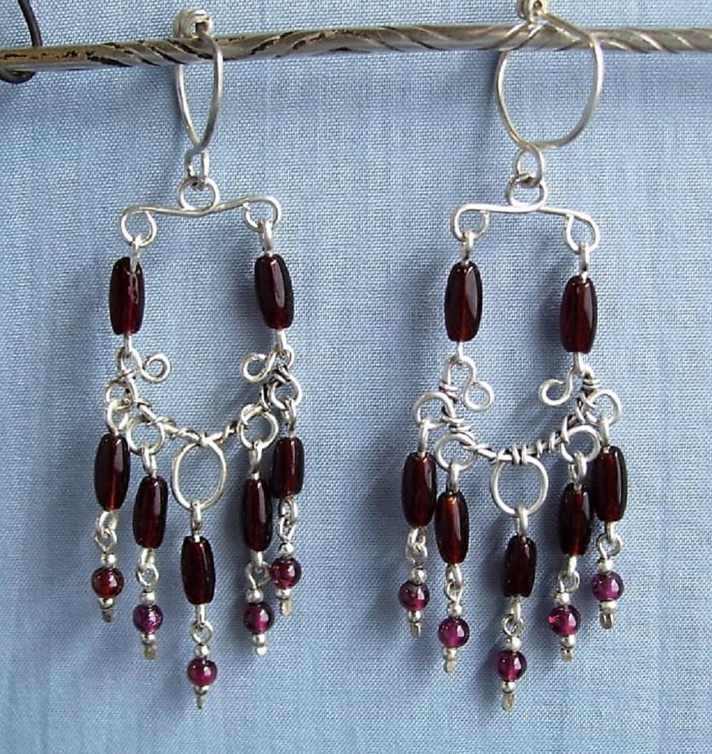 Boho Chic Granat-Glas Und Sterlingsilber Chandelier Ohrringe Boho Chic Granat-Glas Und Sterlingsilber Chandelier Ohrringe von SMaggieMarieHandmade