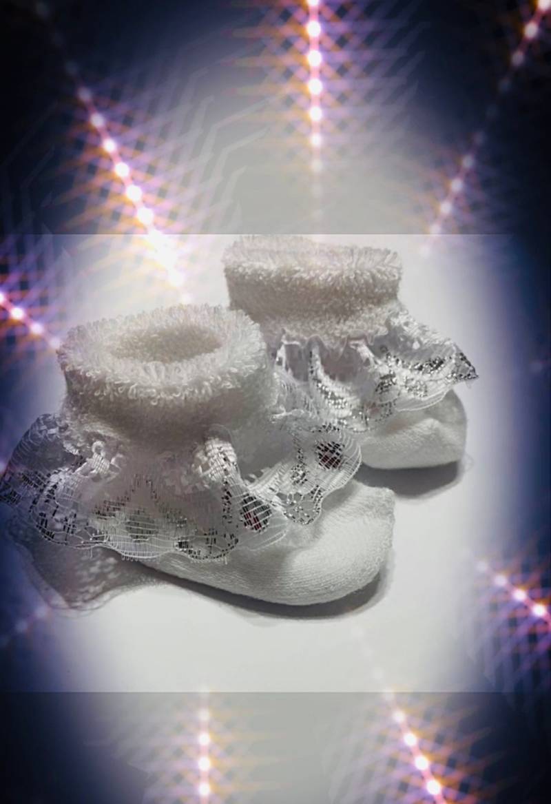 Weiße Söckchen Mit Silberfarbener Spitze Säuglingssocken | Größe Frühchen & Neugeborene-3Monate Und Größer Weiße Söckchen Mit Silberfarbener Spitze Säuglingssocken | Größe Frühchen & Neugeborene-3Monate Und Größer von SMilesByKatrena