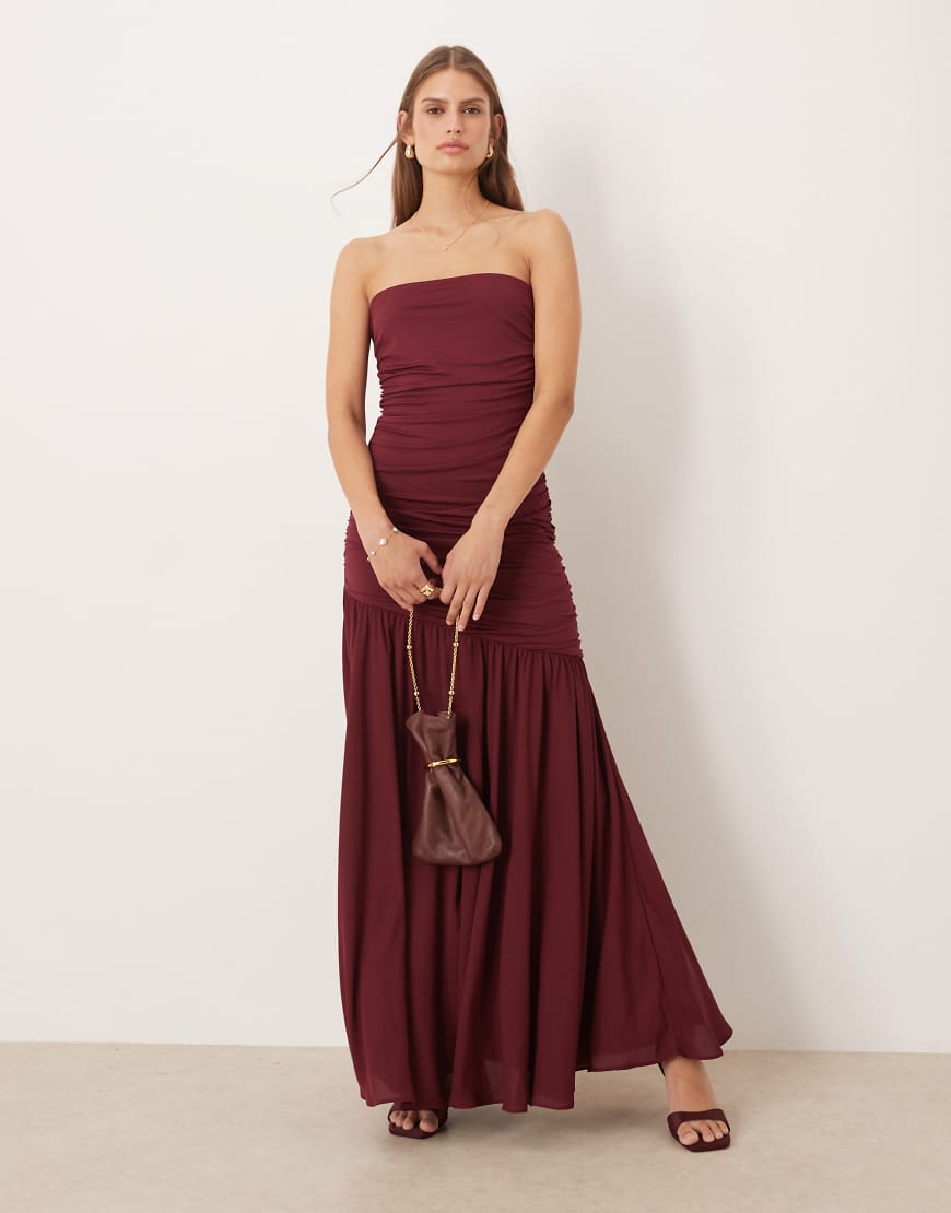 SNDYS - Asymmetrisches Netzstoff-Maxikleid in Cranberry-Rot mit tiefer Taille und Raffung von SNDYS