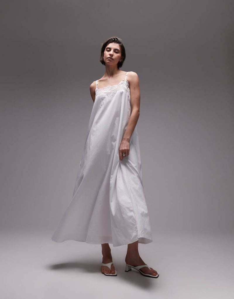 SNDYS - Ausgestelltes Maxikleid in Weiß mit Besatz aus Blumenspitze von SNDYS