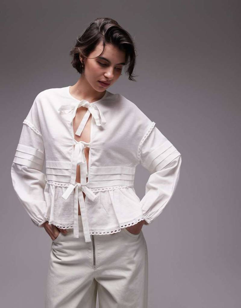 SNDYS - Leinenmix-Bluse in Weiß mit Ballonärmeln und gebundener Vorderseite von SNDYS