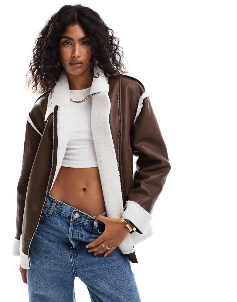SNDYS - Braune Pilotenjacke aus Kunstleder mit Teddyfell-Besatz von SNDYS