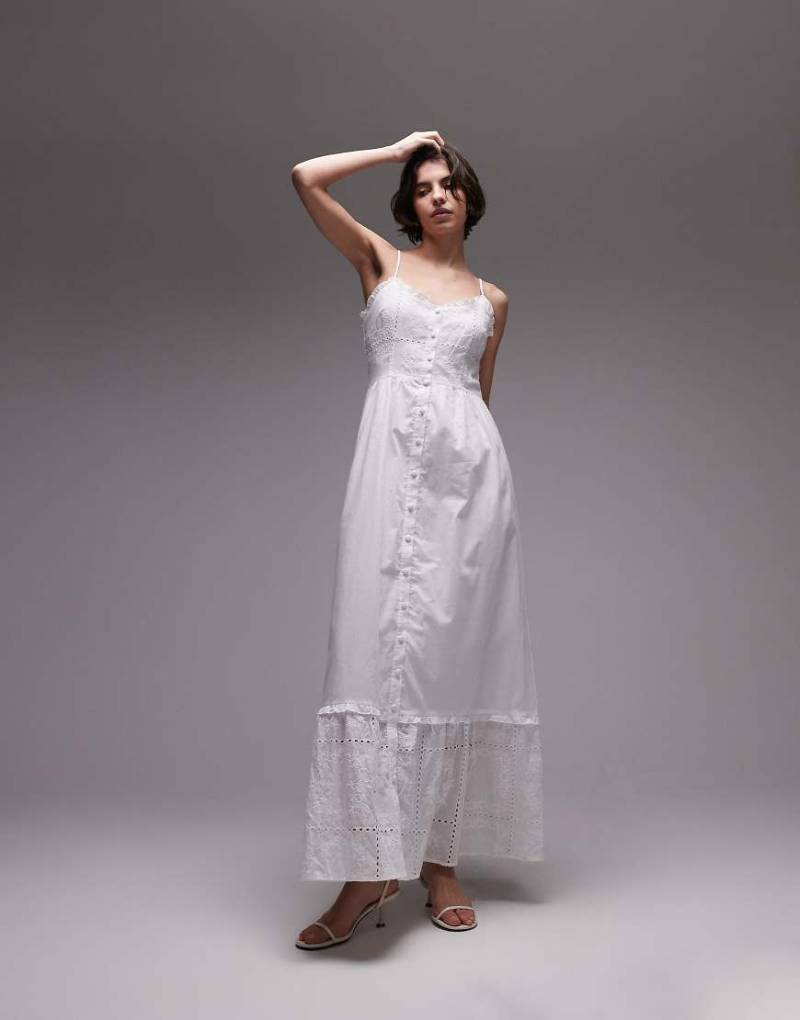 SNDYS - Camisole-Maxikleid in Weiß mit Lochstickerei, Rüschensaum und Knopfleiste von SNDYS