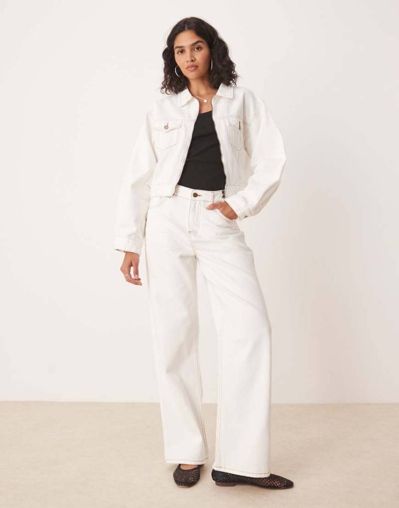 SNDYS - Gerade geschnittene Jeans in Weiß mit hohem Bund und Kontrastnaht, Kombiteil von SNDYS