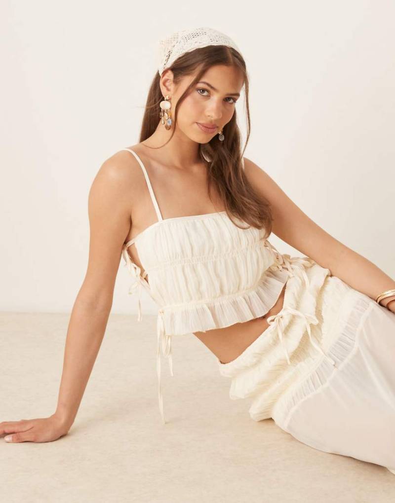 SNDYS - Gesmoktes Camisole-Top in Weiß mit seitlicher Bindung, Kombiteil von SNDYS