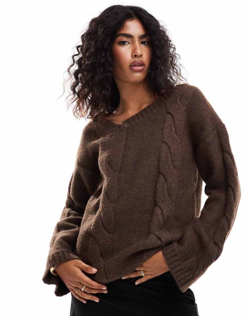 SNDYS - Hochwertiger Strickpullover in Mokka mit Zopfmuster und asymmetrischem V-Ausschnitt-Braun von SNDYS