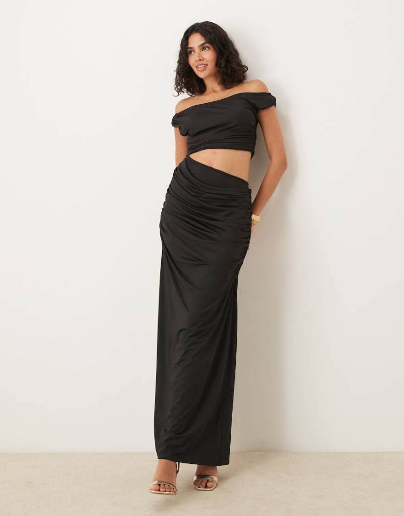 SNDYS - Hochwertiges, asymmetrisches, schulterfreies Maxikleid in Schwarz mit Cut-out und Drapierung von SNDYS