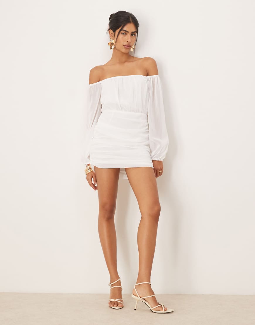 SNDYS - Langärmliges Netzstoff-Minikleid in Weiß mit Carmen-Ausschnitt und Raffung von SNDYS