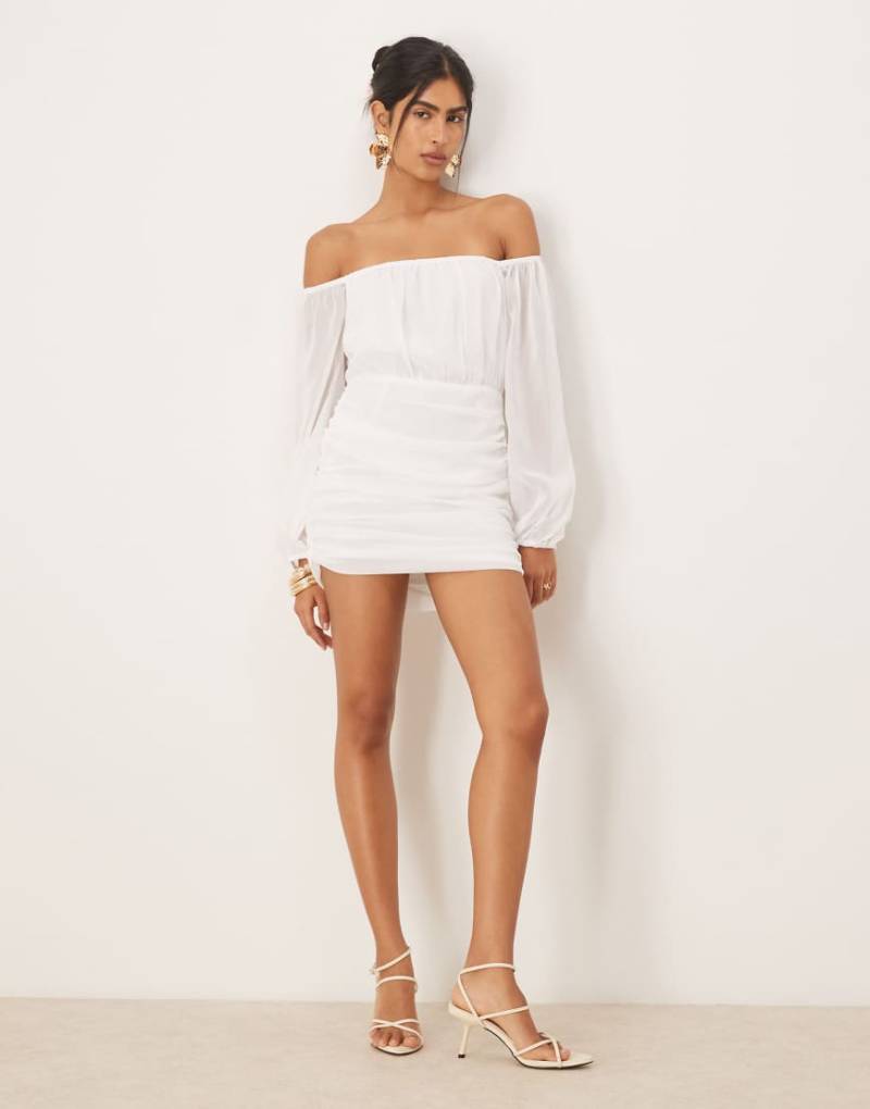 SNDYS - Langärmliges Netzstoff-Minikleid in Weiß mit Carmen-Ausschnitt und Raffung von SNDYS