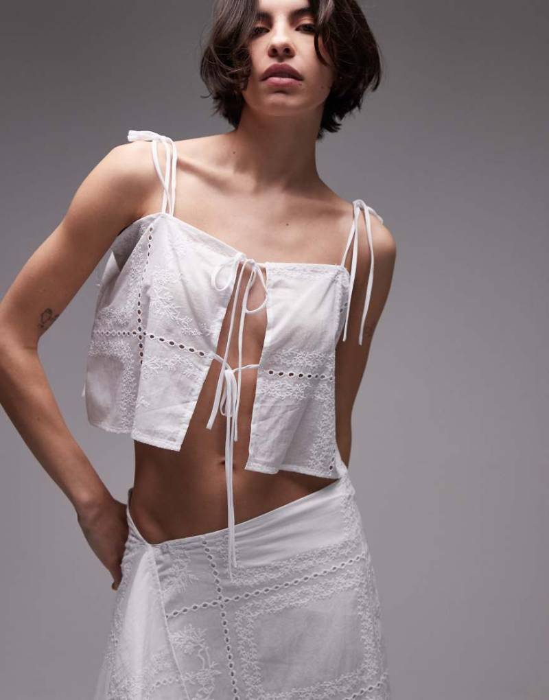 SNDYS - Luftiges Camisole-Oberteil aus Baumwolle in Weiß mit Stickerei, eckigem Ausschnitt und Bindebändern vorne, Kombiteil von SNDYS