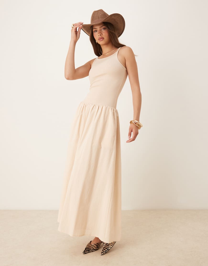 SNDYS - Maxi-Trägerkleid in Cremeweiß mit tief angesetzter Taille SNDYS - Maxi-Trägerkleid in Cremeweiß mit tief angesetzter Taille von SNDYS