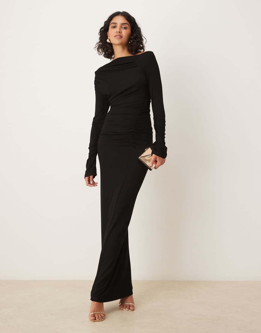 SNDYS - Maxikleid aus Feinripp in Schwarz mit gerafftem Detail am Bund SNDYS - Maxikleid aus Feinripp in Schwarz mit gerafftem Detail am Bund von SNDYS