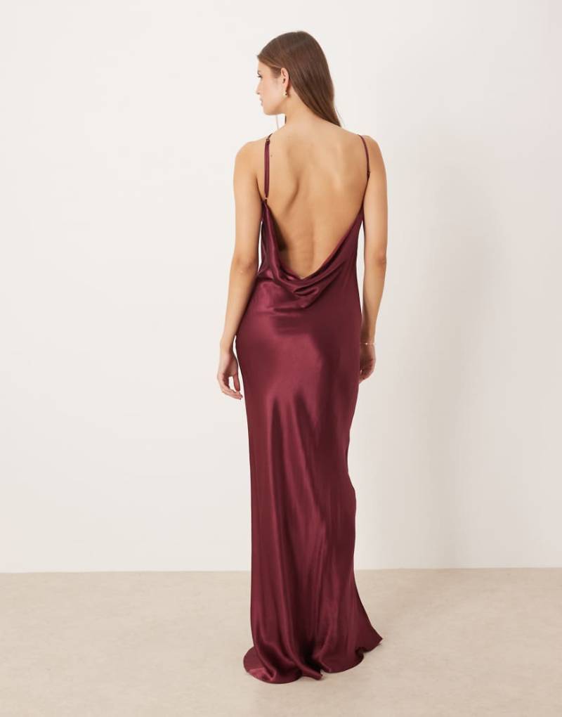 SNDYS - Maxikleid aus Satin in Pflaume mit One-Shoulder-Träger und Wasserfallausschnitt am Rücken-Lila von SNDYS