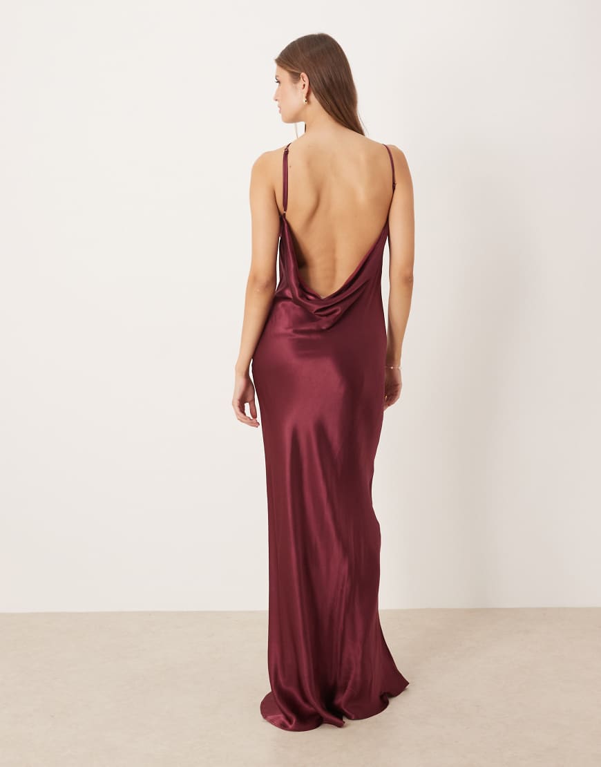 SNDYS - Maxikleid aus Satin in Pflaume mit One-Shoulder-Träger und Wasserfallausschnitt am Rücken-Lila von SNDYS