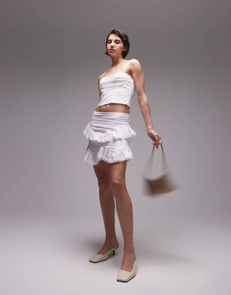 SNDYS - Mini-Rüschenrock in Weiß mit Lochstickerei-Kante von SNDYS