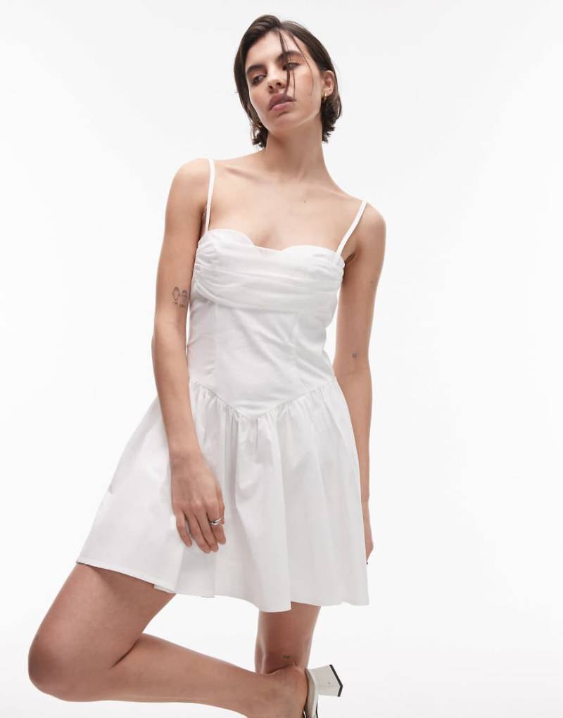 SNDYS - Minikleid aus Popeline und drapiertem Netzstoff in Weiß mit schmalen Trägern und Herzausschnitt von SNDYS